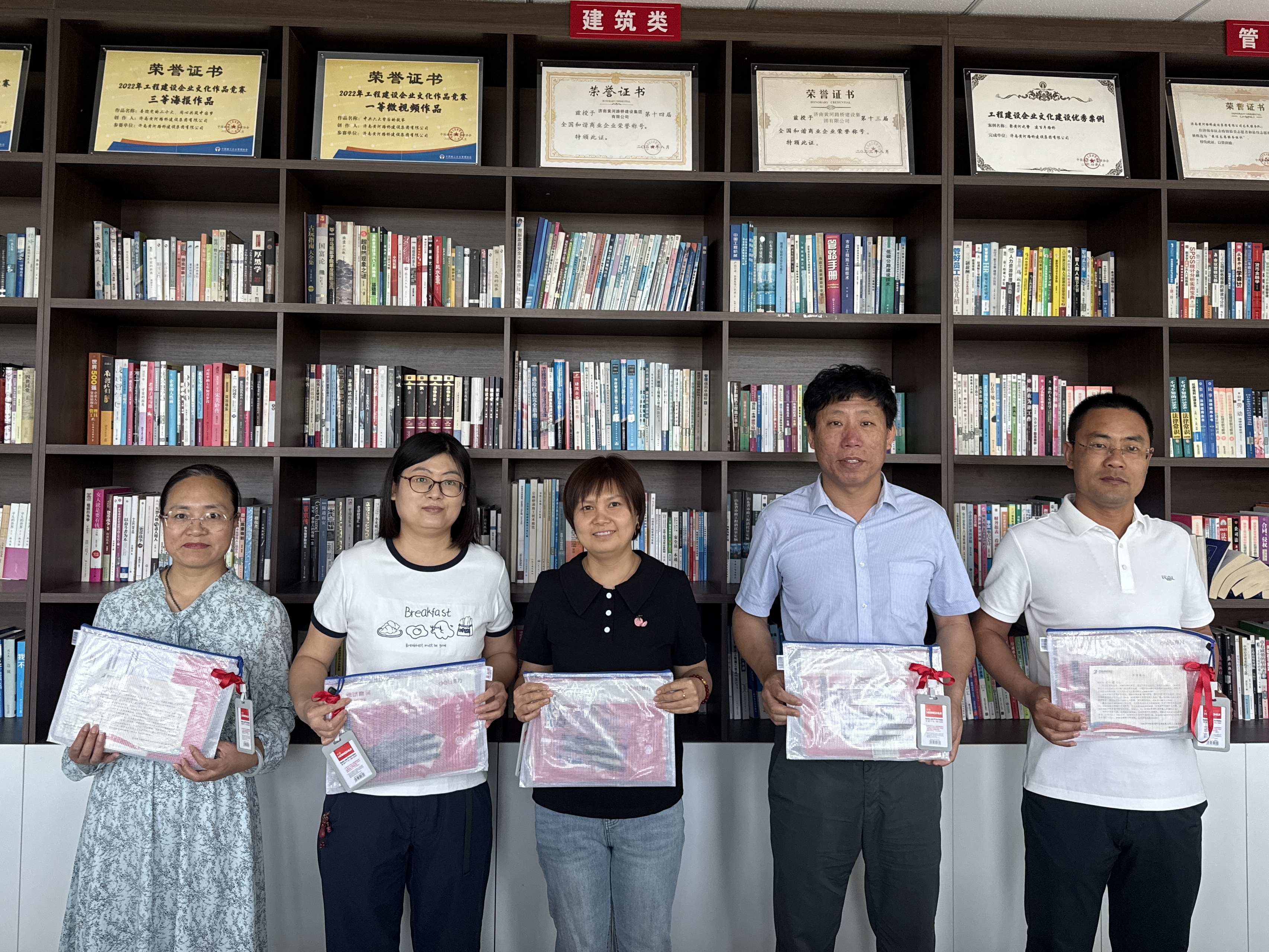 工会发文具.jpg